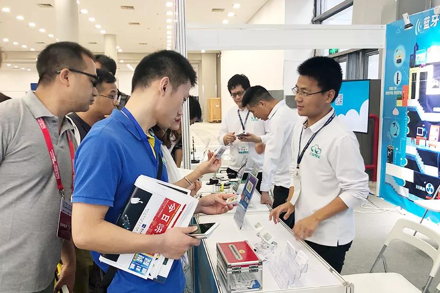 云里物里攜彩屏電子價(jià)簽亮相第七屆電子信息博覽會(huì)