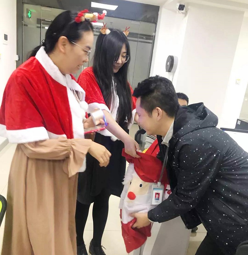 2019年圣誕節(jié)云里物里小姐姐化身麋鹿派發(fā)禮物