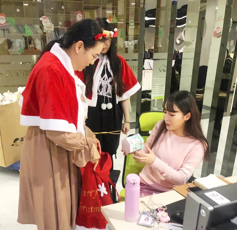 2019年圣誕節(jié)云里物里小姐姐化身麋鹿派發(fā)禮物