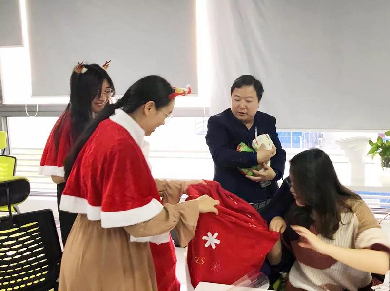 2019年圣誕節(jié)云里物里小姐姐化身麋鹿派發(fā)禮物